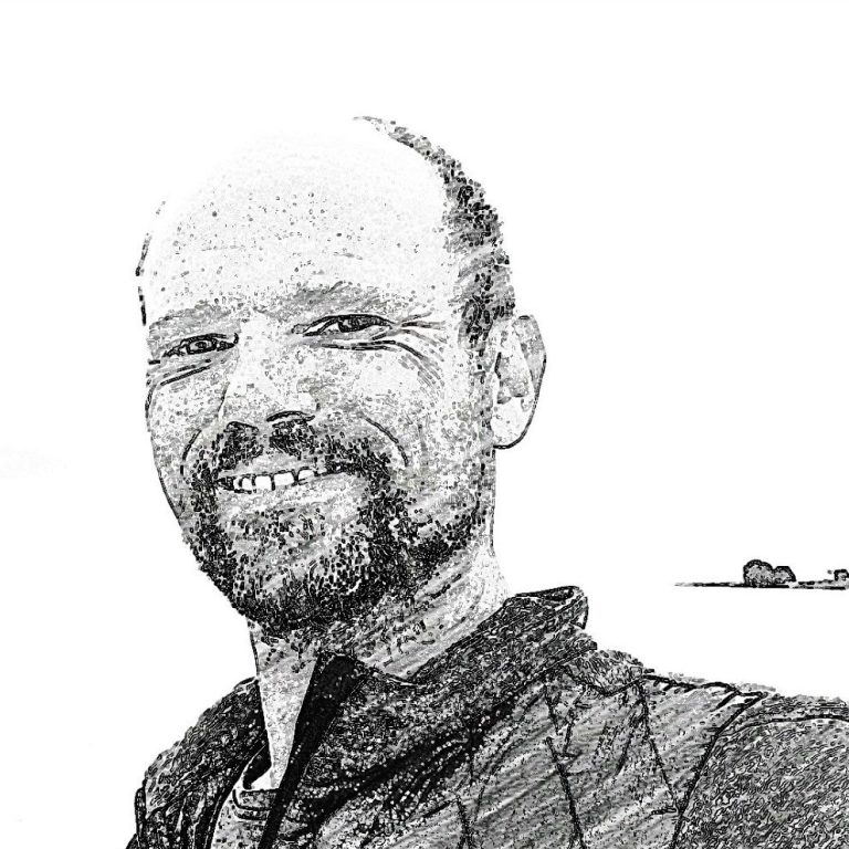 Bleistiftzeichnung von Chris, der in die Kamera lächelt. Graue, monochrome Darstellung.