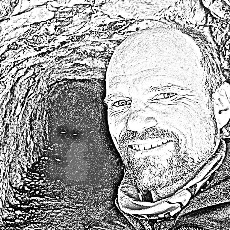 Bleistiftzeichnung von Chris, der vor einer Höhle steht und in die Kamera blickt. Graue, monochrome Darstellung.