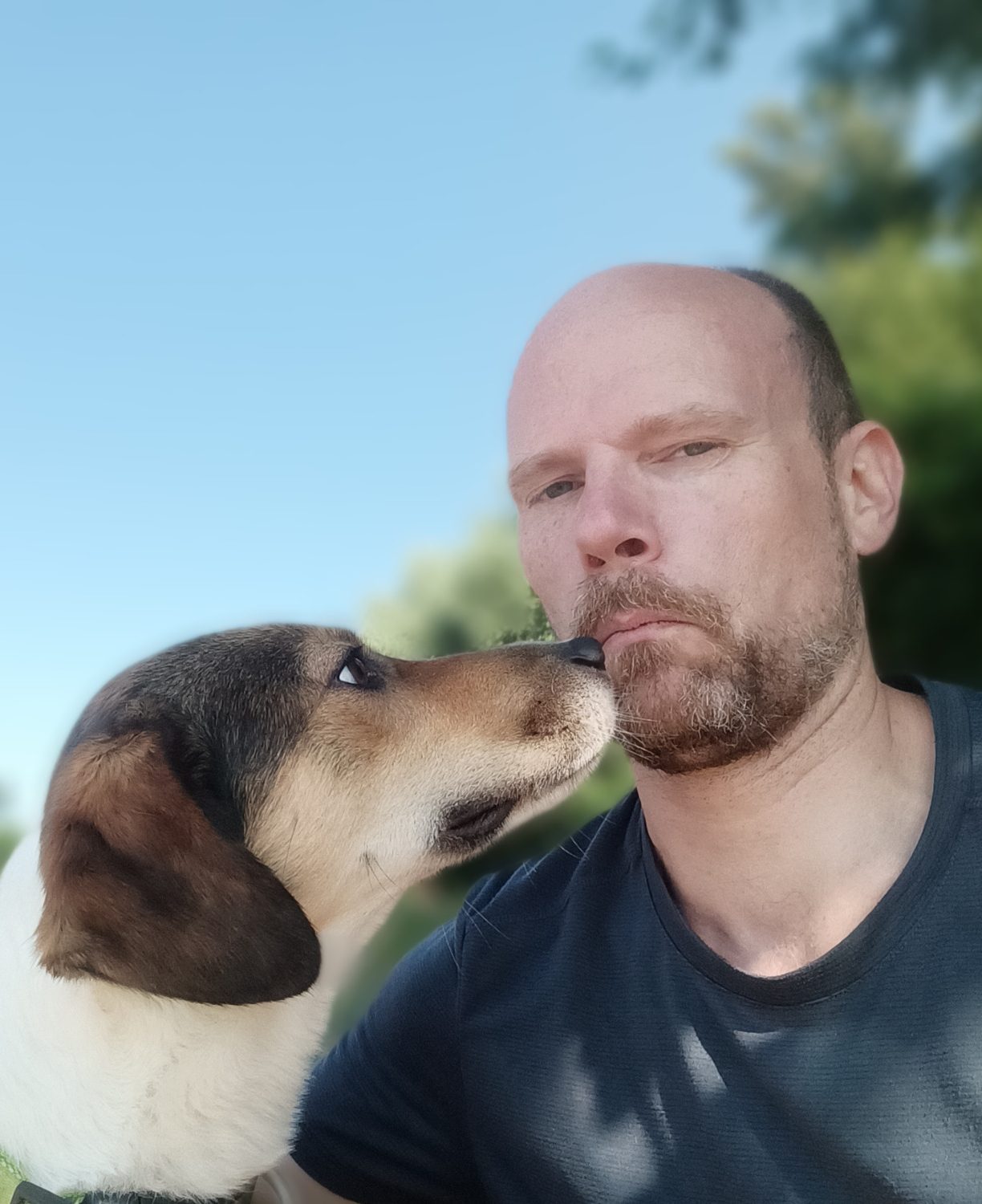 Hund Sammy schaut Chris tief in die Augen