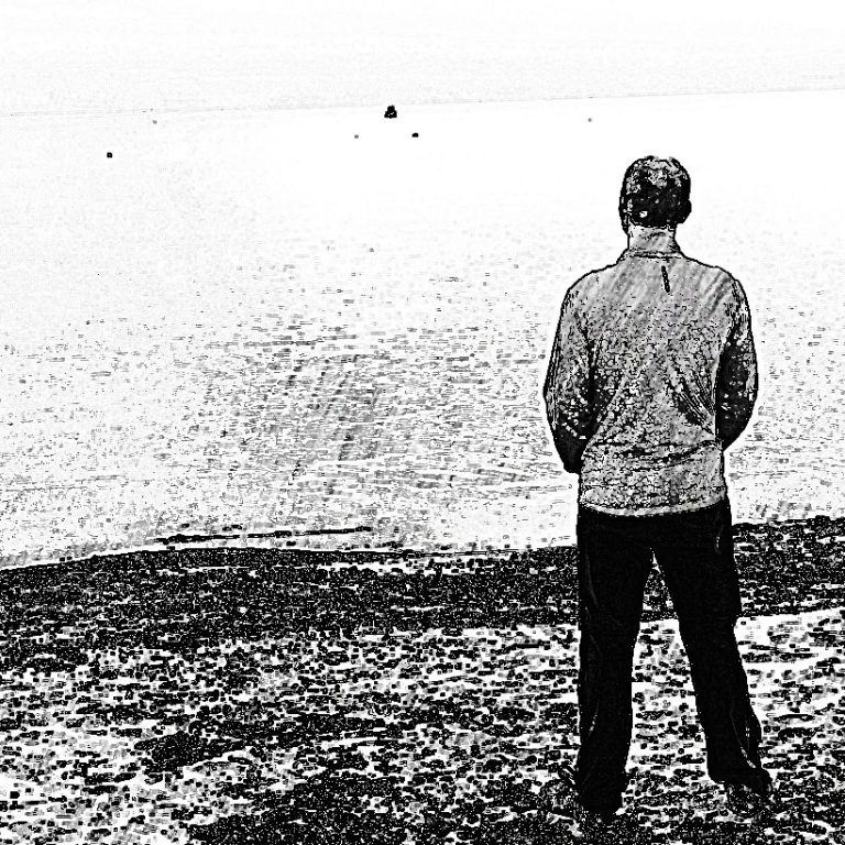 Bleistiftzeichnung von Chris, der am Strand steht und auf das Wasser blickt. Graue, monochrome Darstellung.